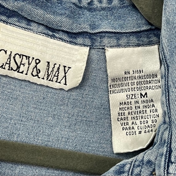 Casey & Max. Embroidered Chambray Button Down Shirt. Size Medium. Good used cond - Picture 6 of 6